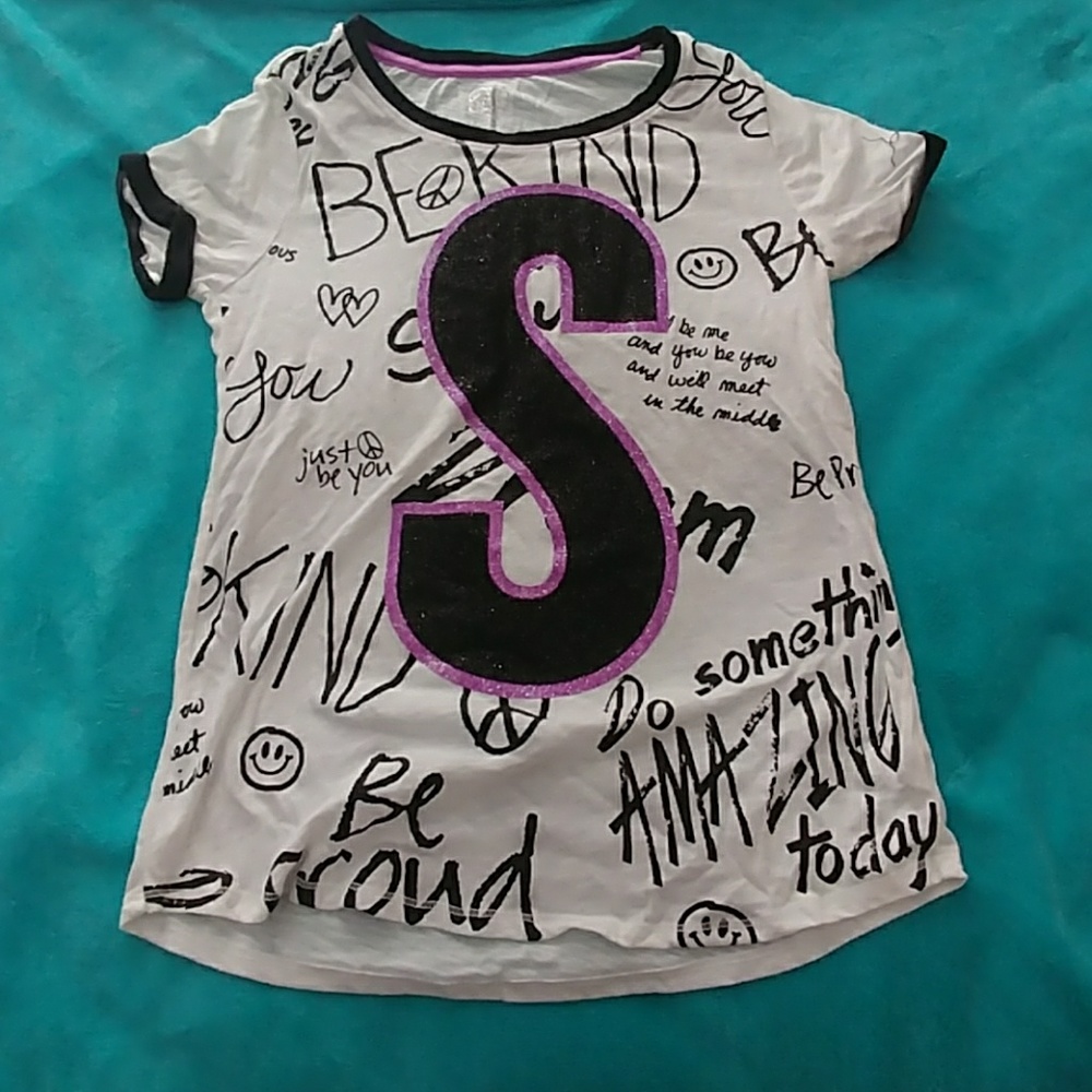Shirt with S initial.